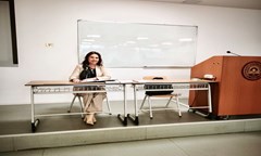 виктория-караабова-стоянова-изнесе-лекция-пред-първокурсници-изучаващи-основи-на