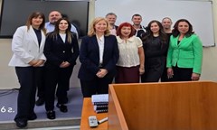 успешно-премина-втората-сесия-за-защита-на-магистърски-тези