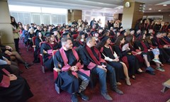 магистрите-и-бакалаврите-получиха-тържествено-дипломите-си