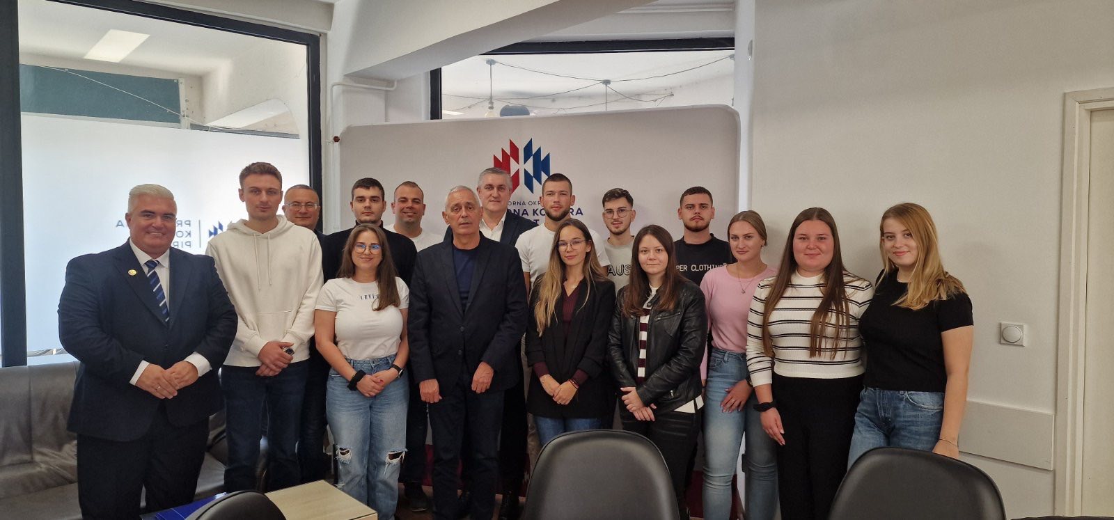 Студенти_кръгла маса_Пирот.jpg Студенти_кръгла маса_Пирот.jpg